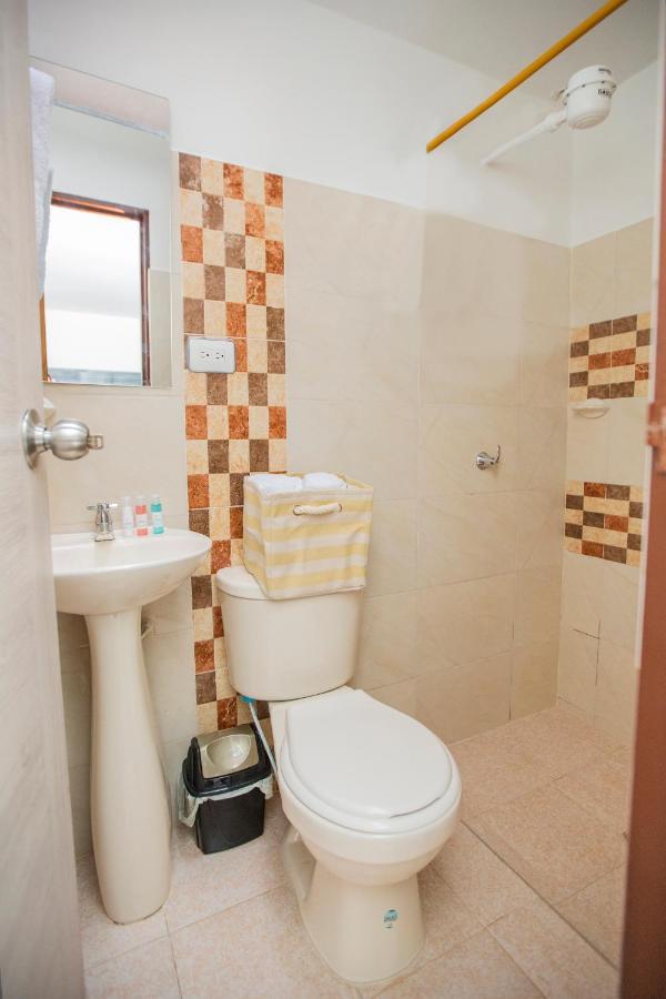 Komodo Alojamiento: Centro Histórico Hostal con Wi-Fi y Baño Privado Popayan Exterior photo
